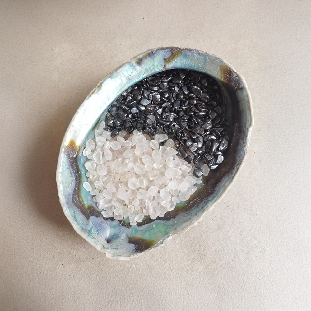 Abalone schelp met Bergkristal en Hematiet